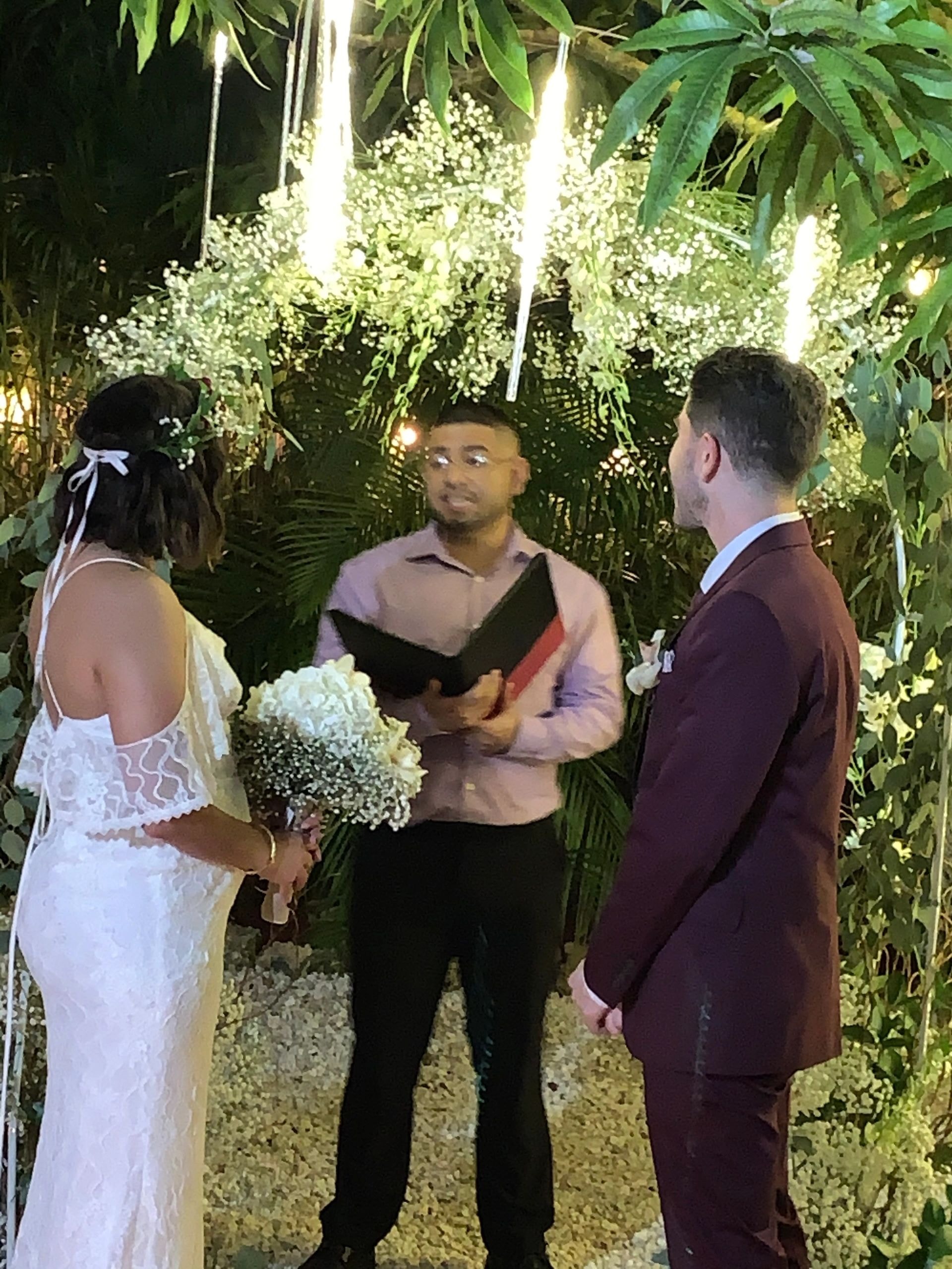 Ceremonia de boda civil bajo arco floral