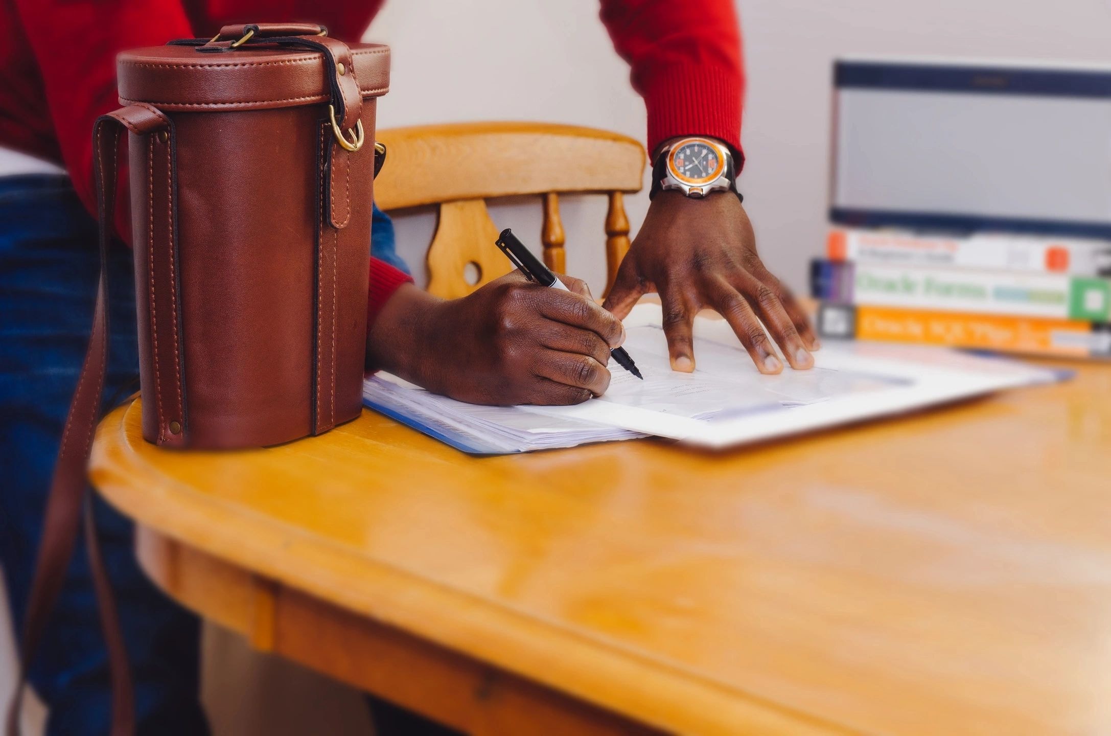 Profesional en escritorio de oficina